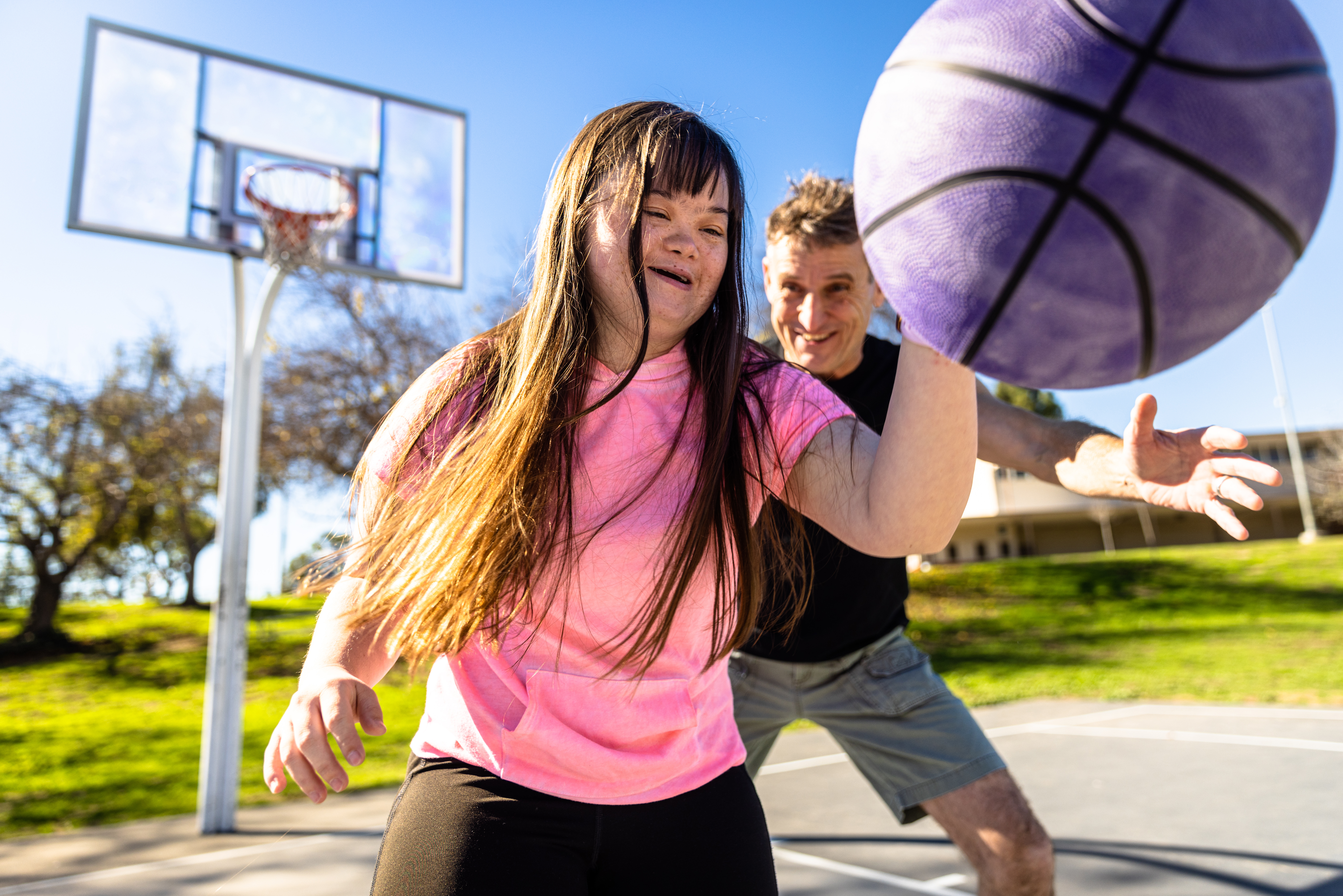 Meisje met downsyndroom speelt basketbal