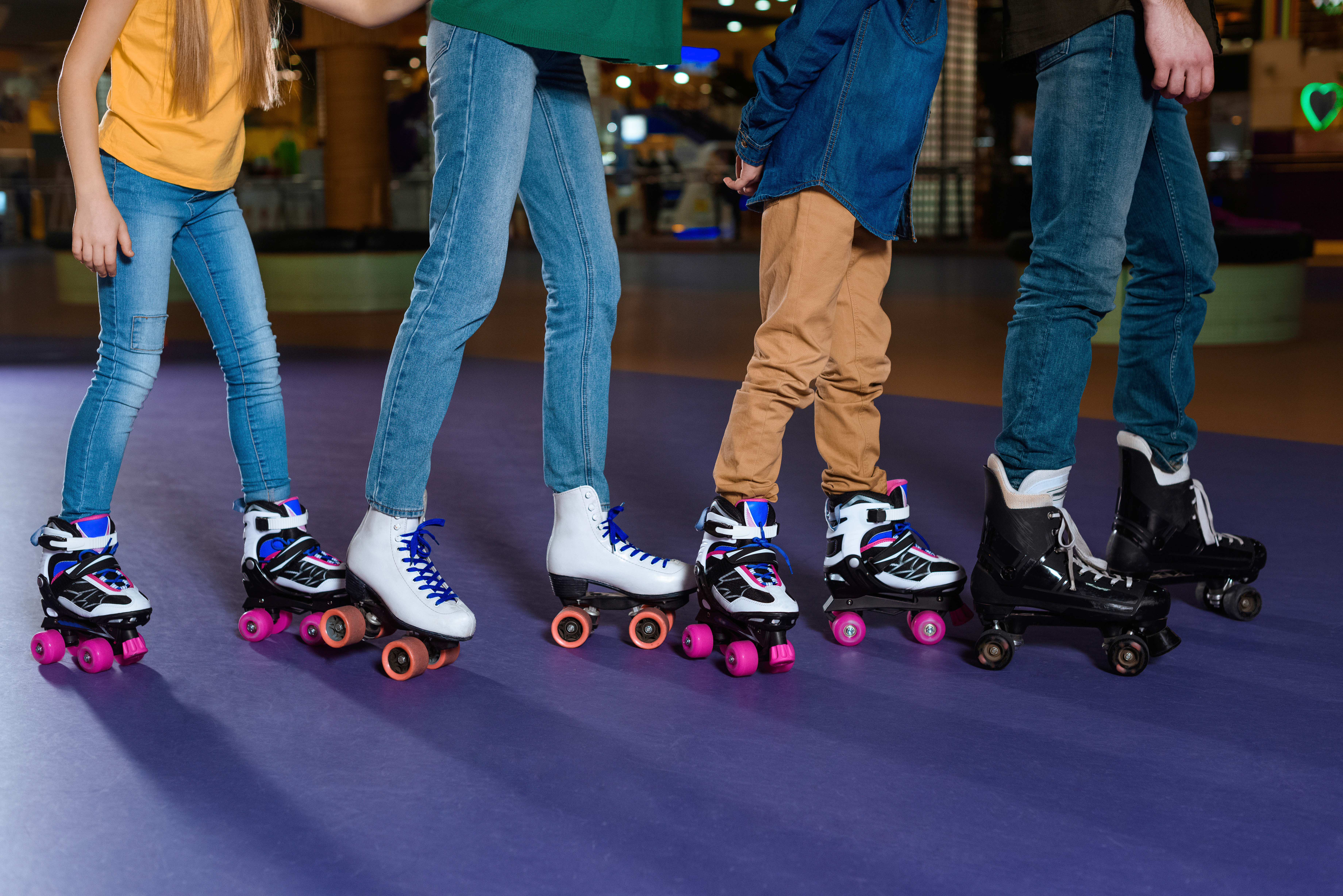 Tieners rolschaatsen indoor