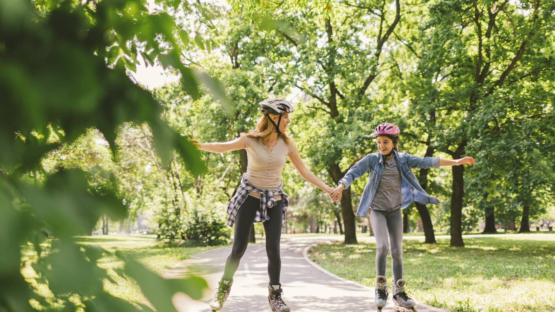 Moeder en dochter rolschaatsen in park