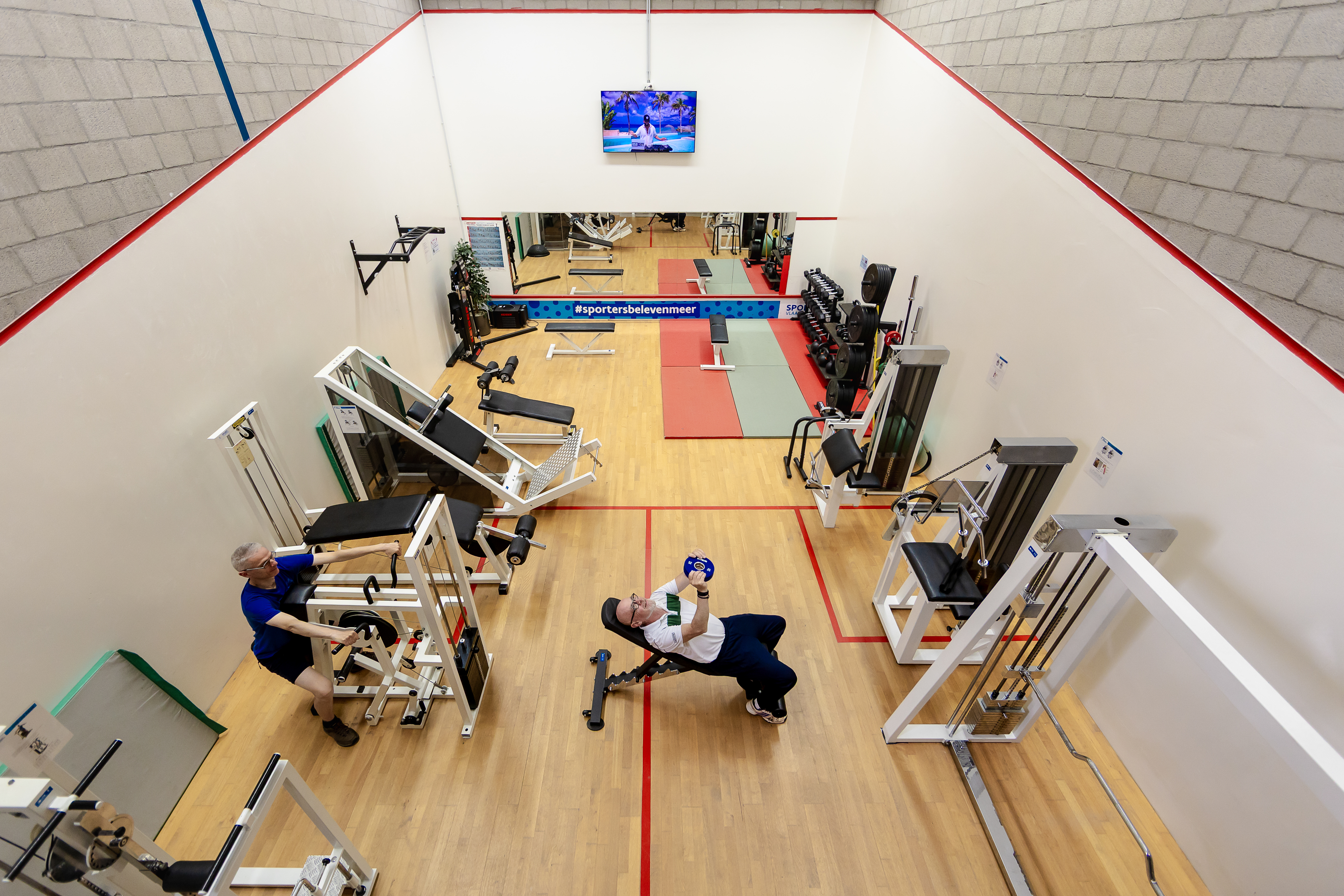 2 mannen aan het fitnessen 