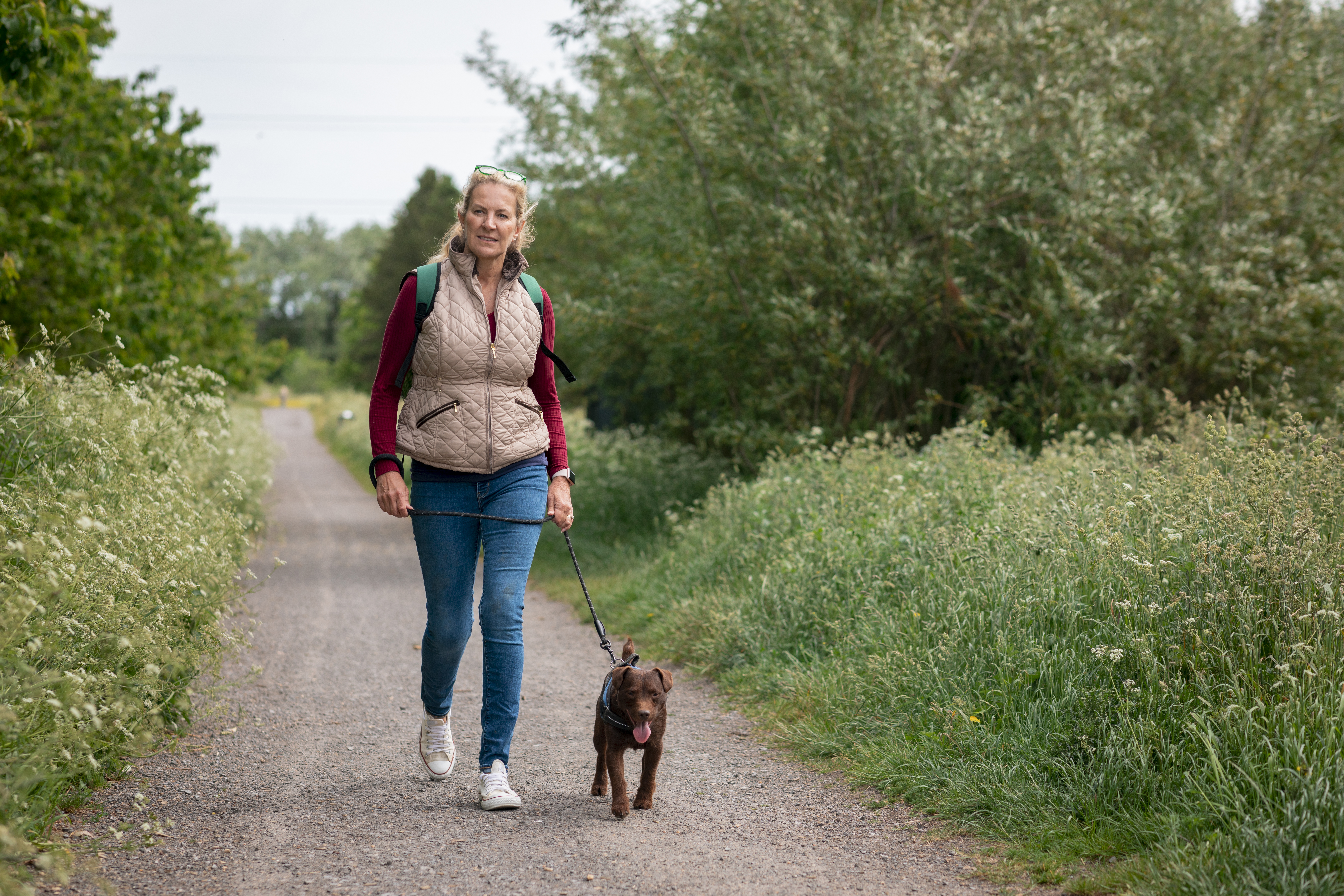 Vrouw wandelt met hondje