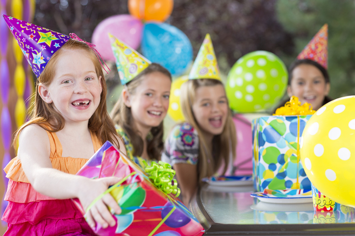 meisjes vieren verjaardag met cadeautjes