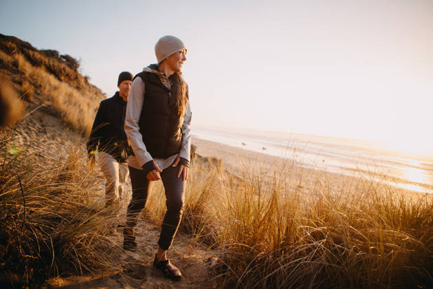 Wandelen in de duinen aan zee