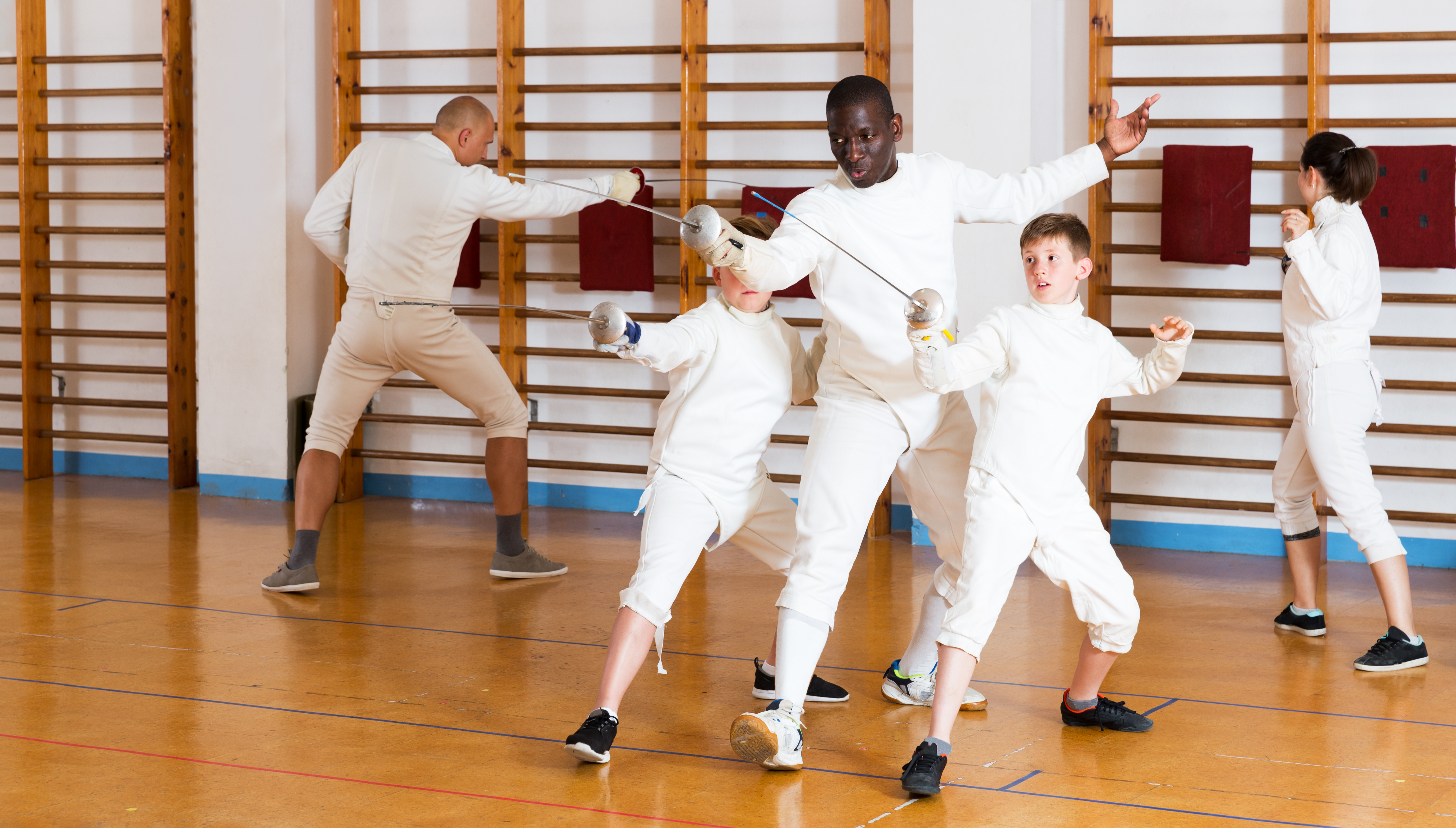 Jonge schermers met coach