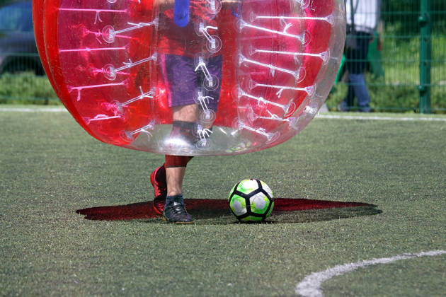 man speelt bumperbal