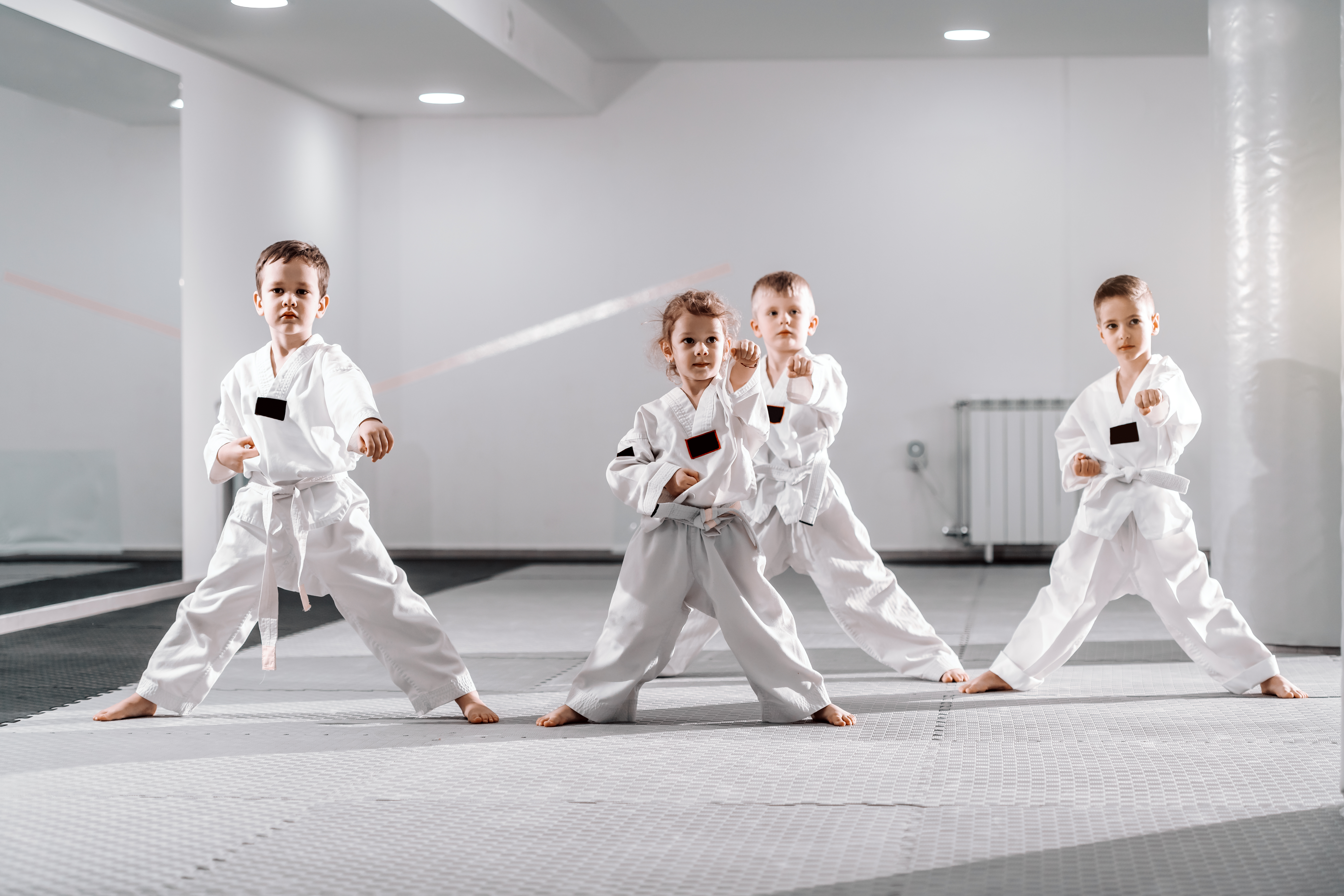 Vier jongens blootvoets op training