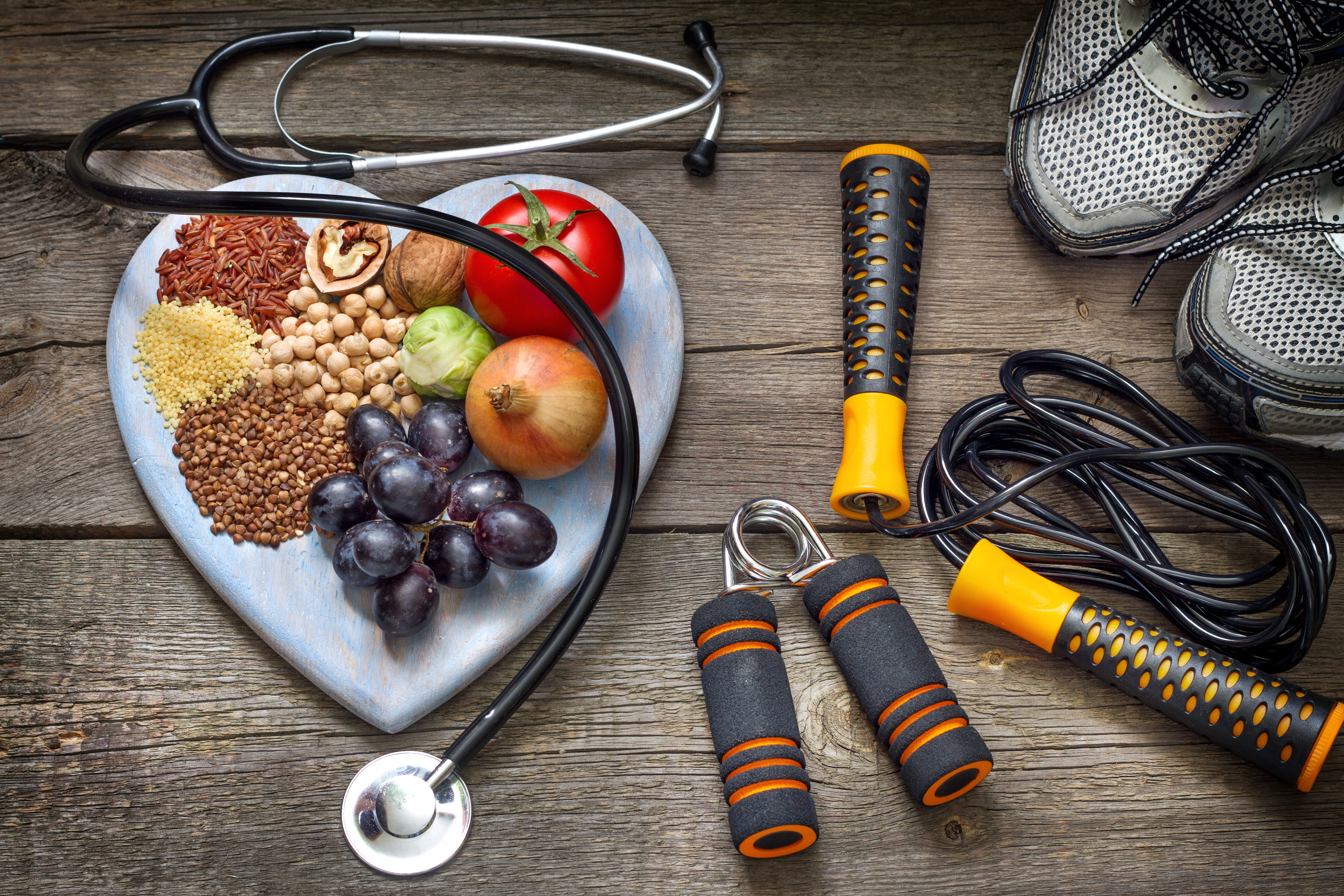Zaden, noten en fruit, stethoscoop, springtouw en sportschoenen