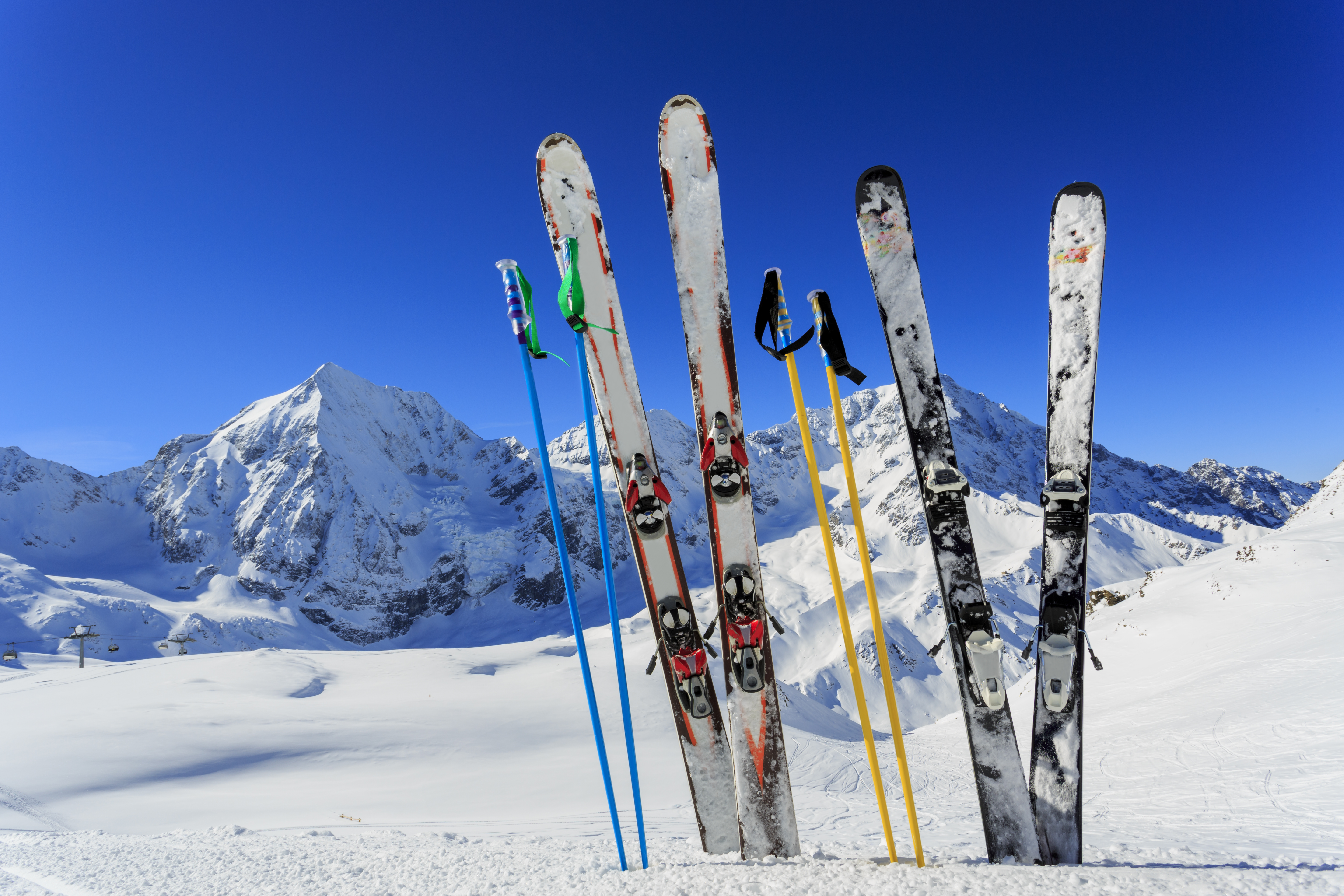 Twee paar skilatten met skistokken in de sneeuw