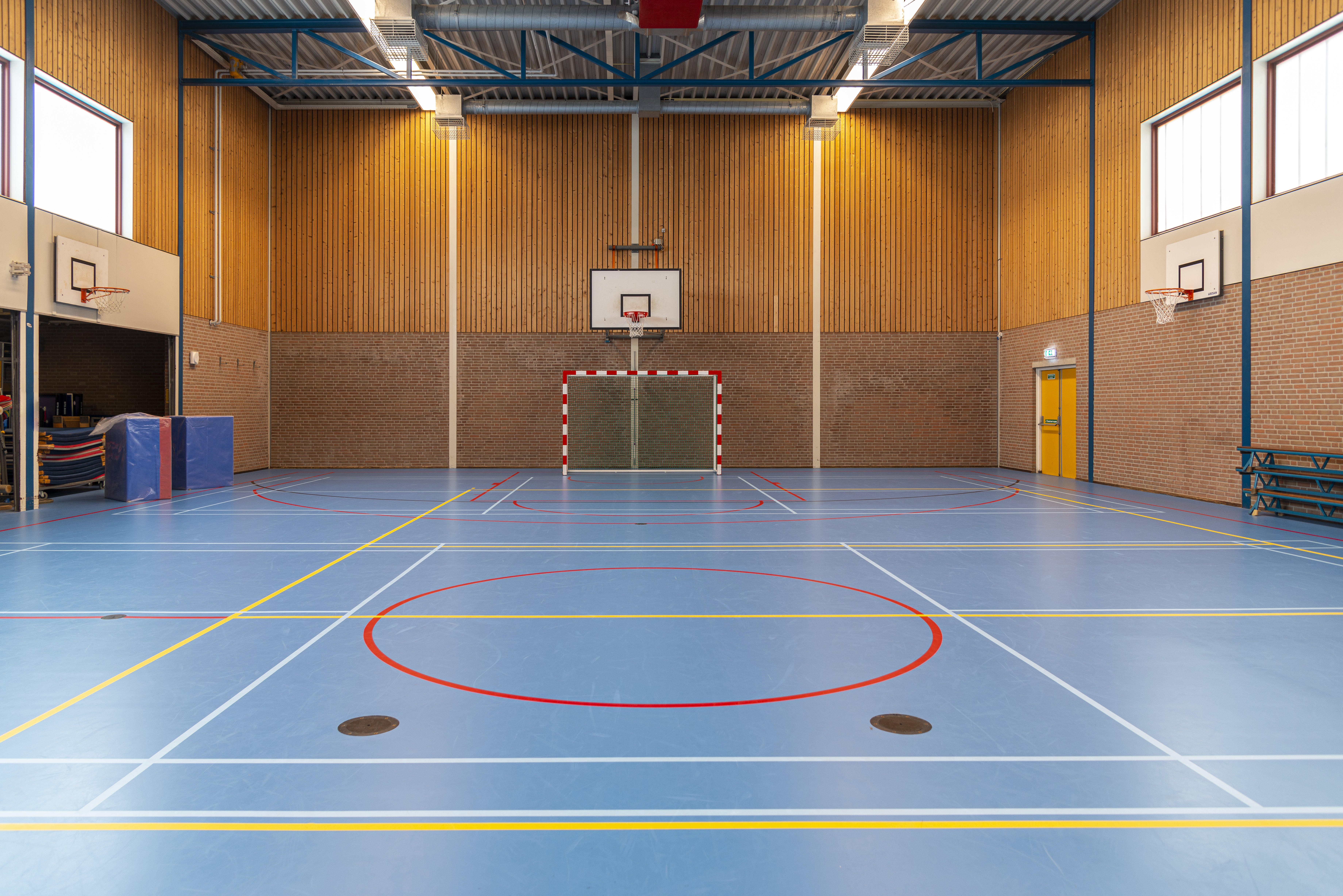 Sporthal met basketbalring