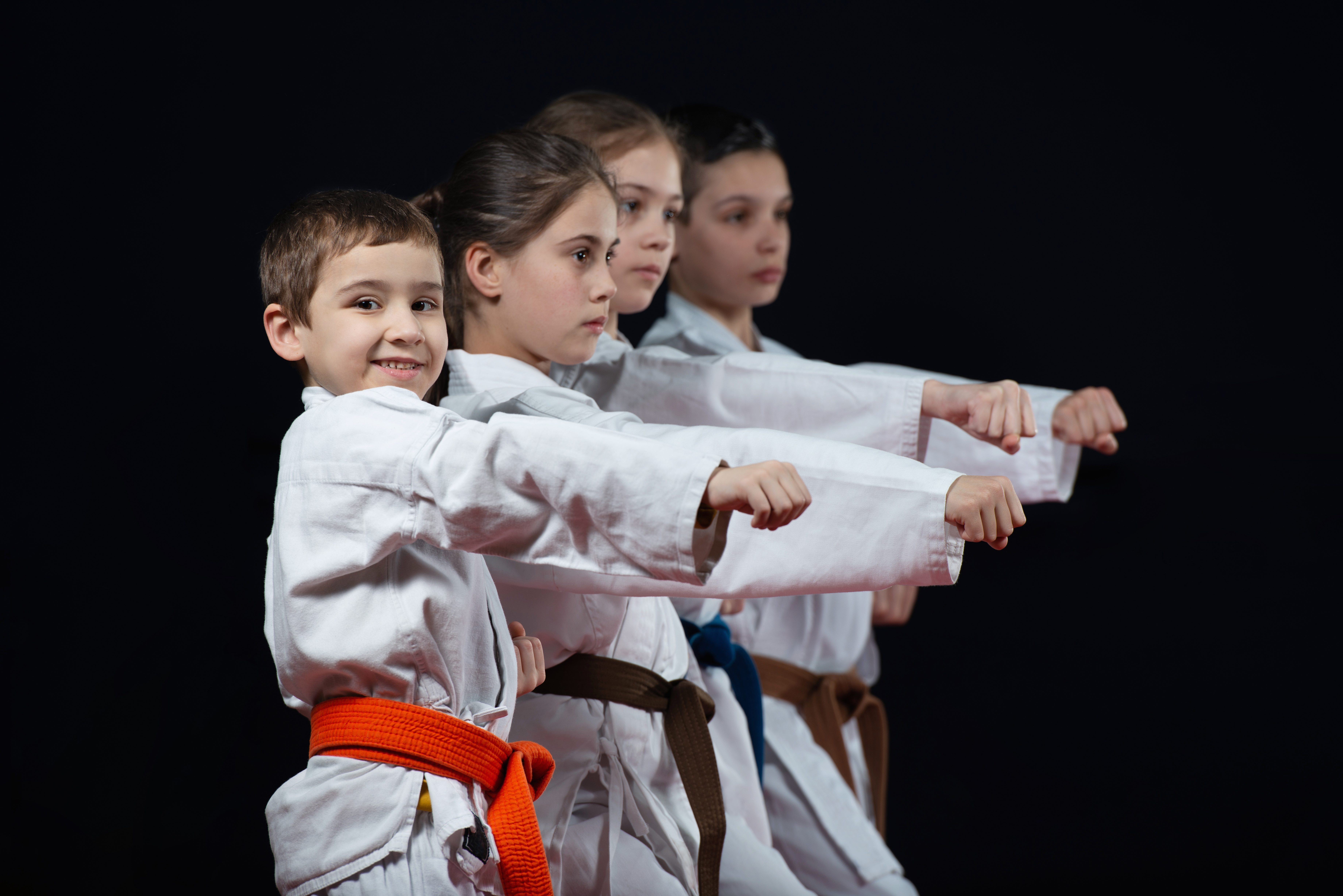 Kinderen in kimono met vuist vooruit