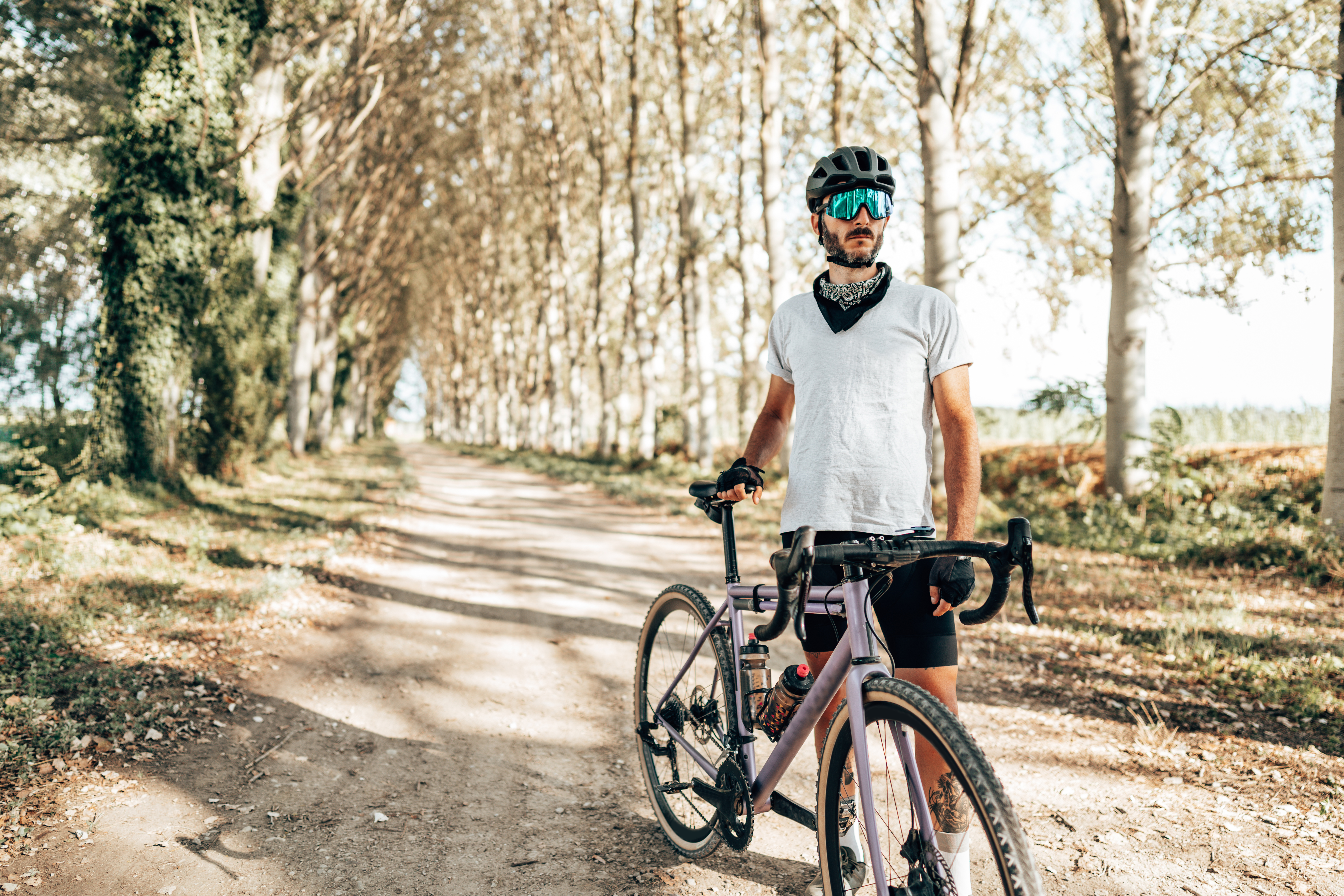 Mannelijke gravelbiker in bosomgeving