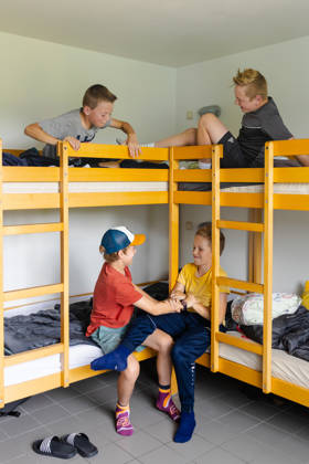 4 jongens op stapelbed in slaapkamer verblijf
