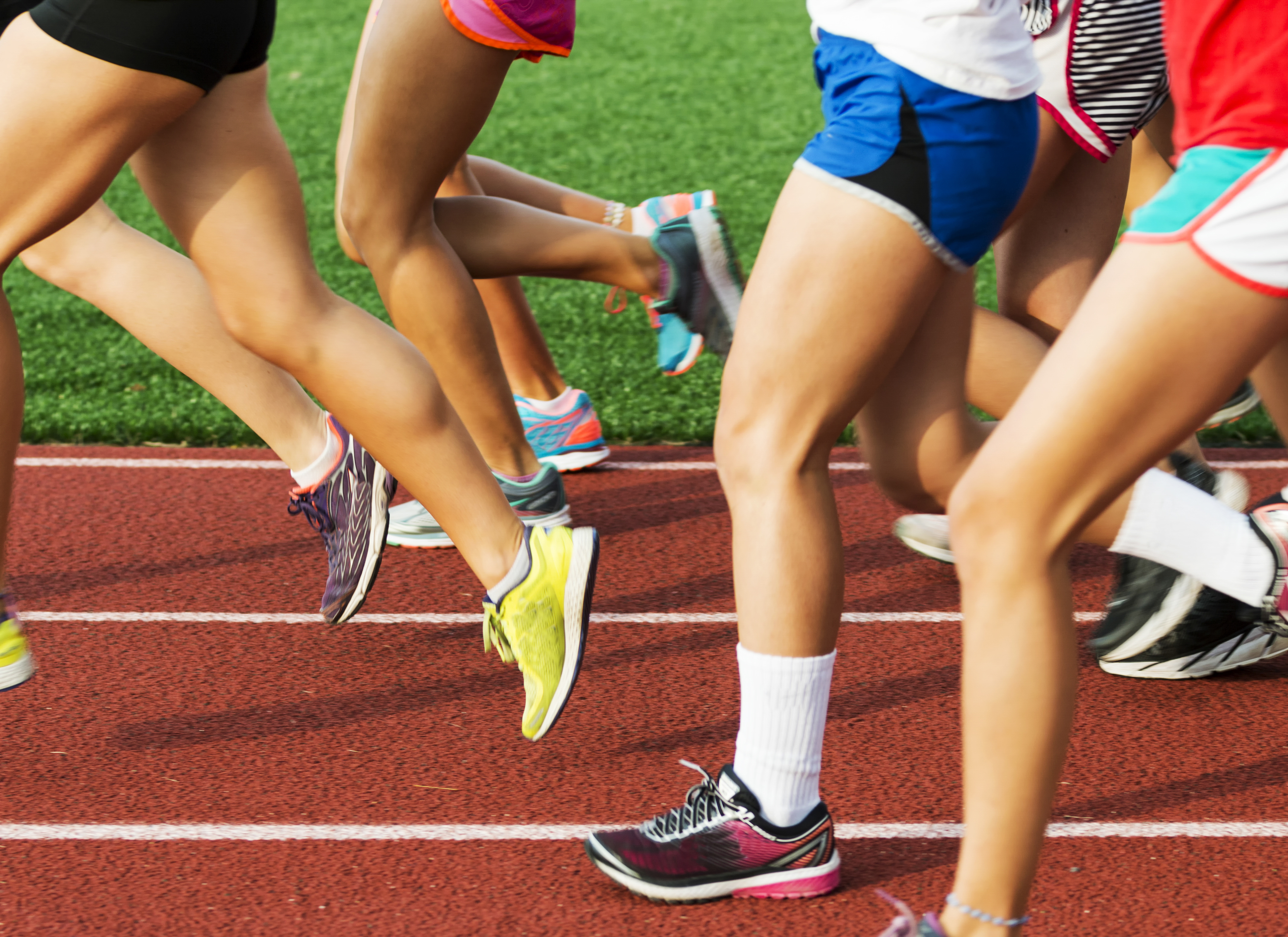Groep joggers op atletiekpiste