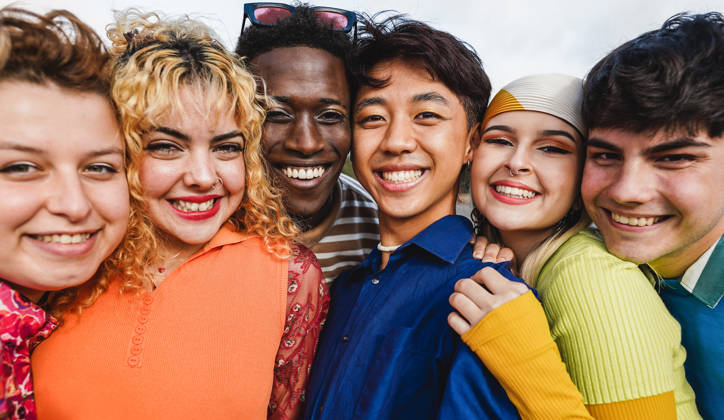 Multi-culturele groep jonge mensen