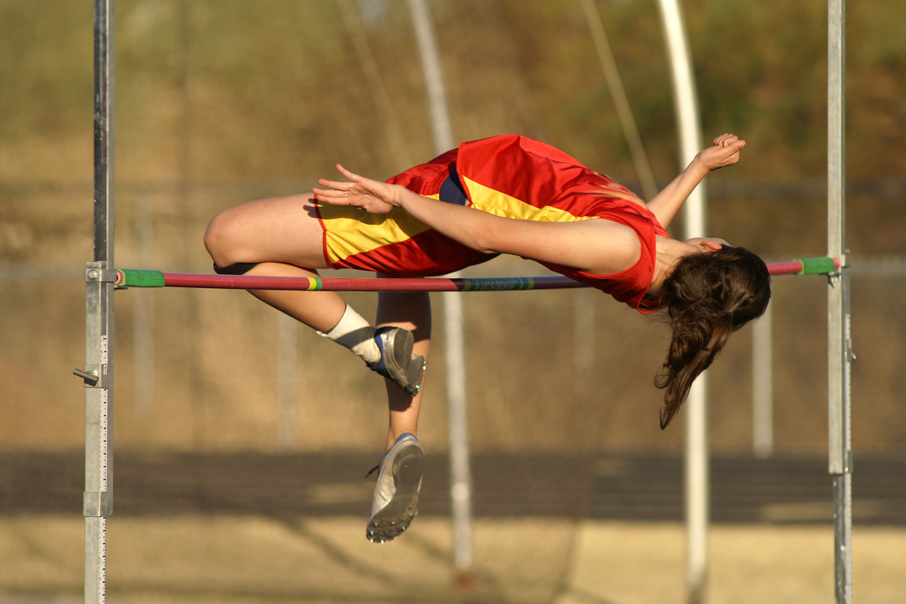 Atlete springt over lat