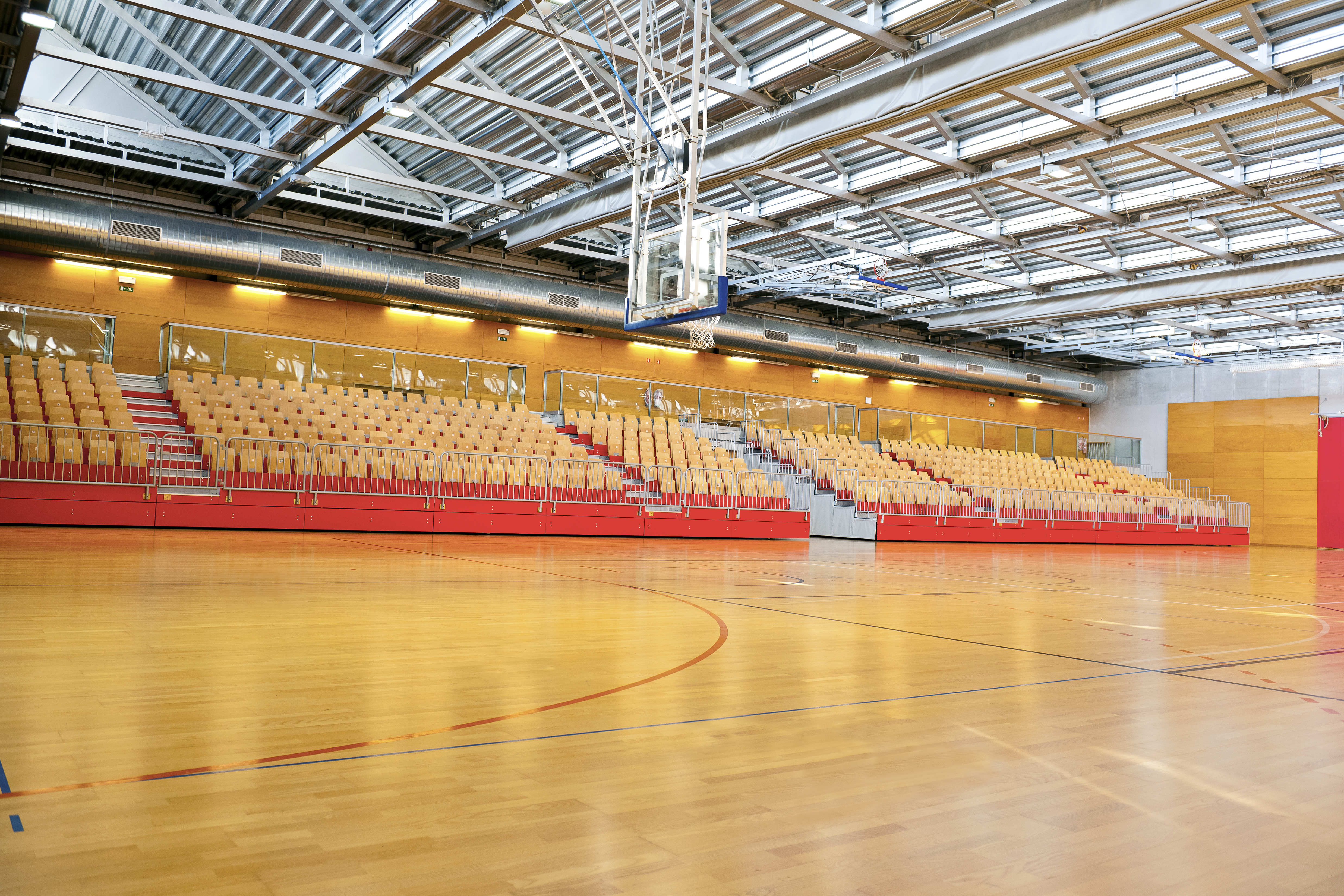 Tribune in basketbalzaal met metalen dak
