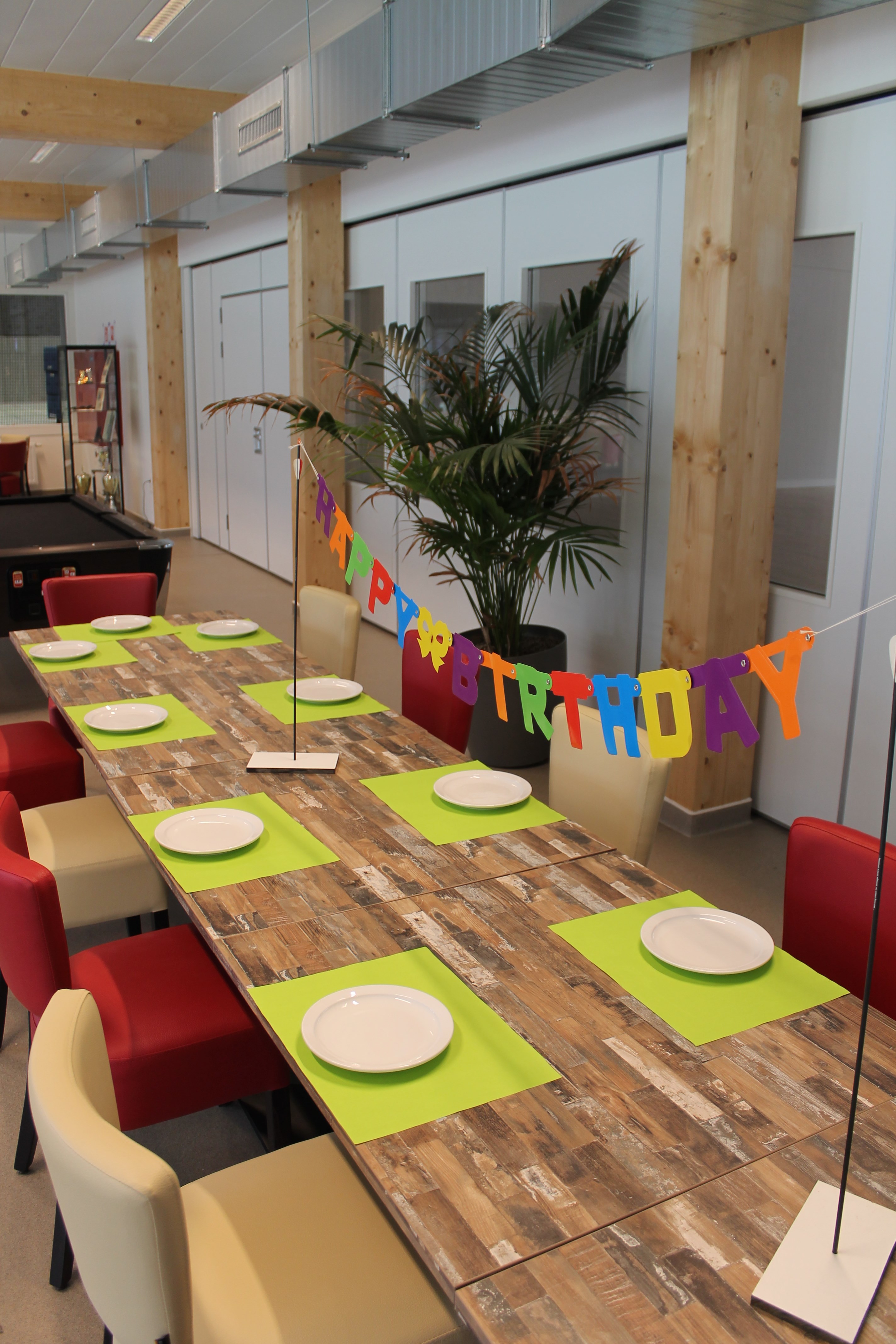 Cafetaria met gedekte feesttafel voor de verjaardagsfeestjes