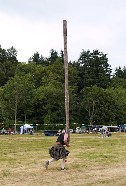 Teambuilding en highlandgames buiten met touwtrekken en paalwerpen