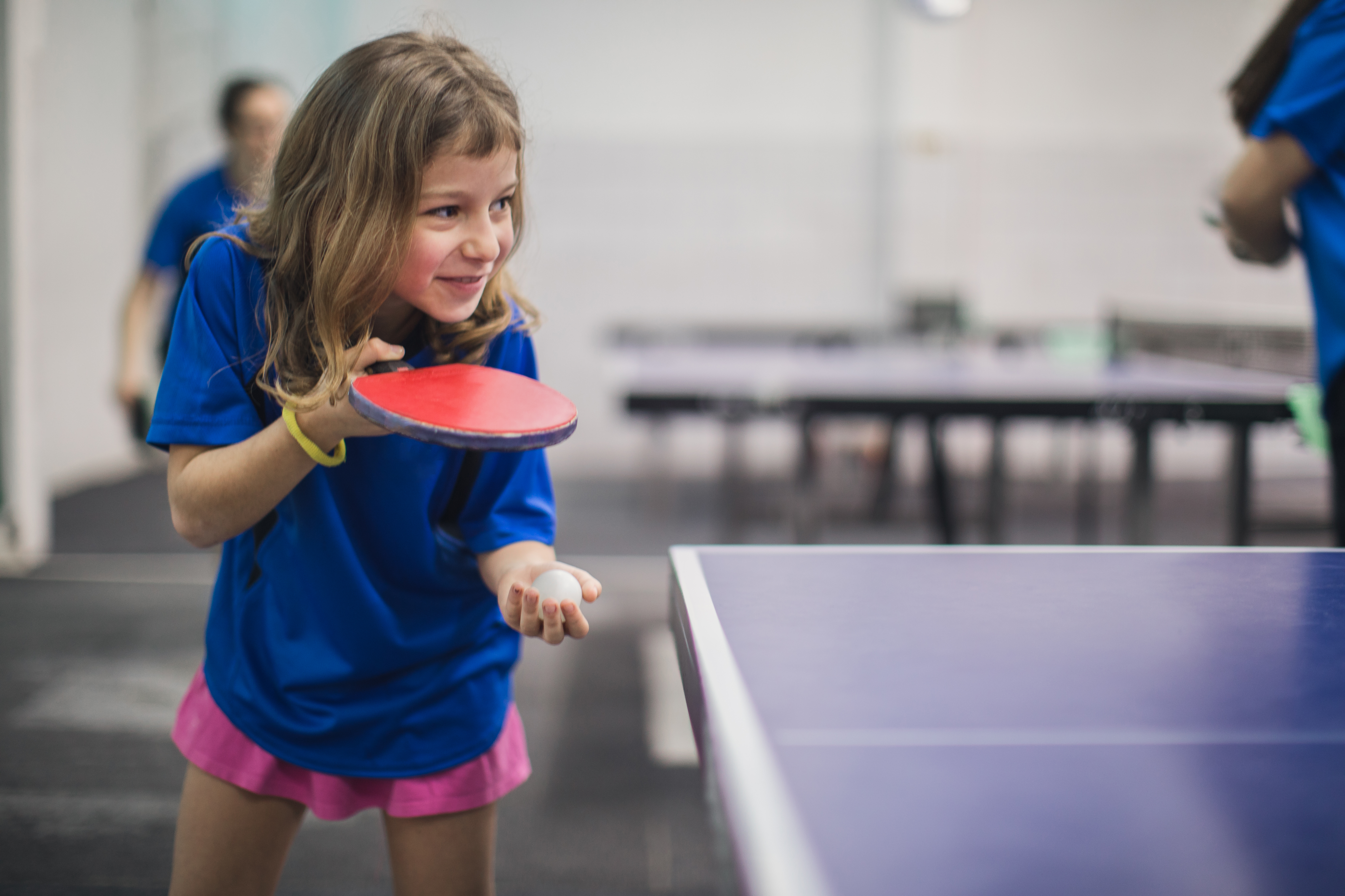 Meisje speelt tafeltennis en slaat op