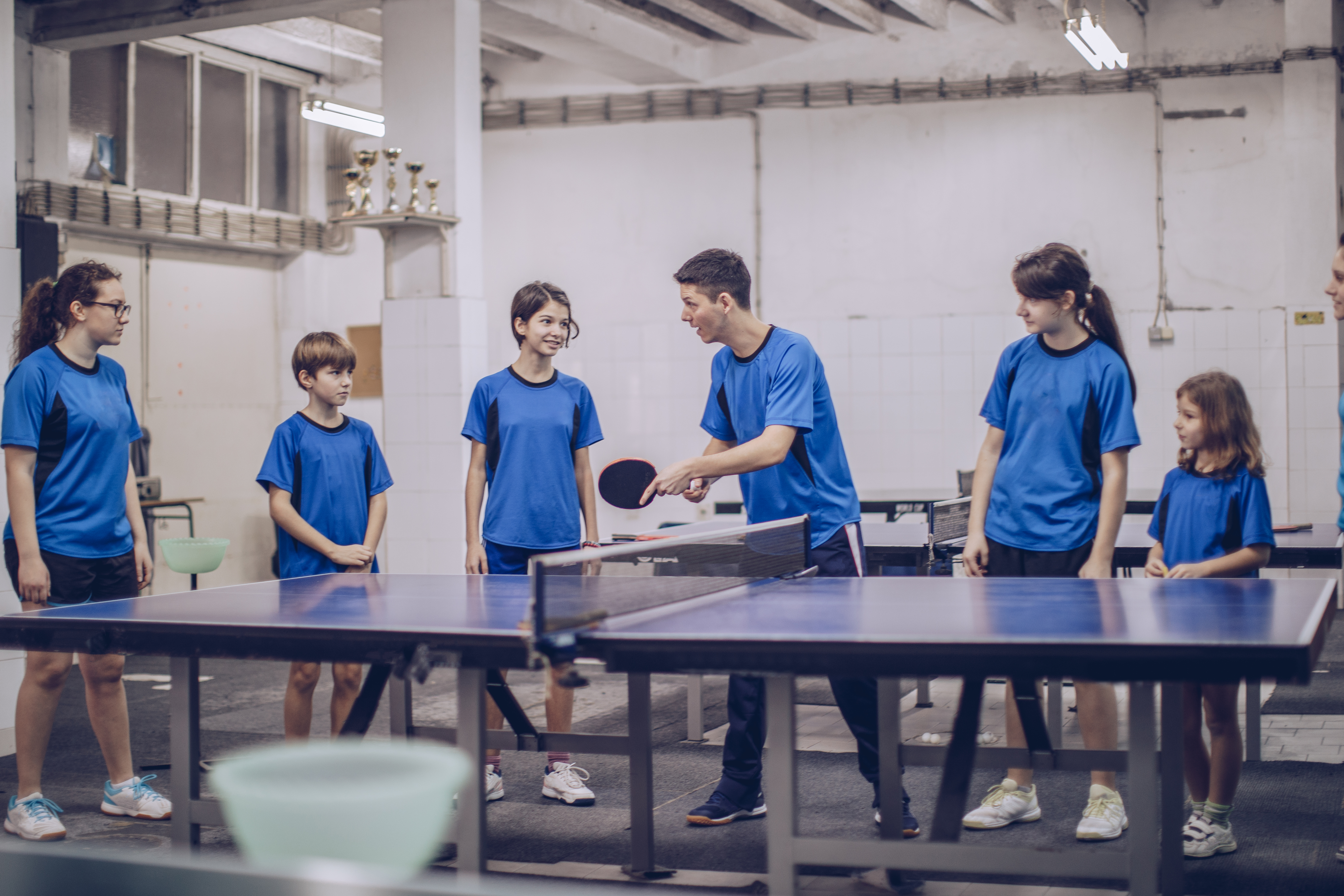 Groepje tafeltennisspelers gemengd tijdens de training