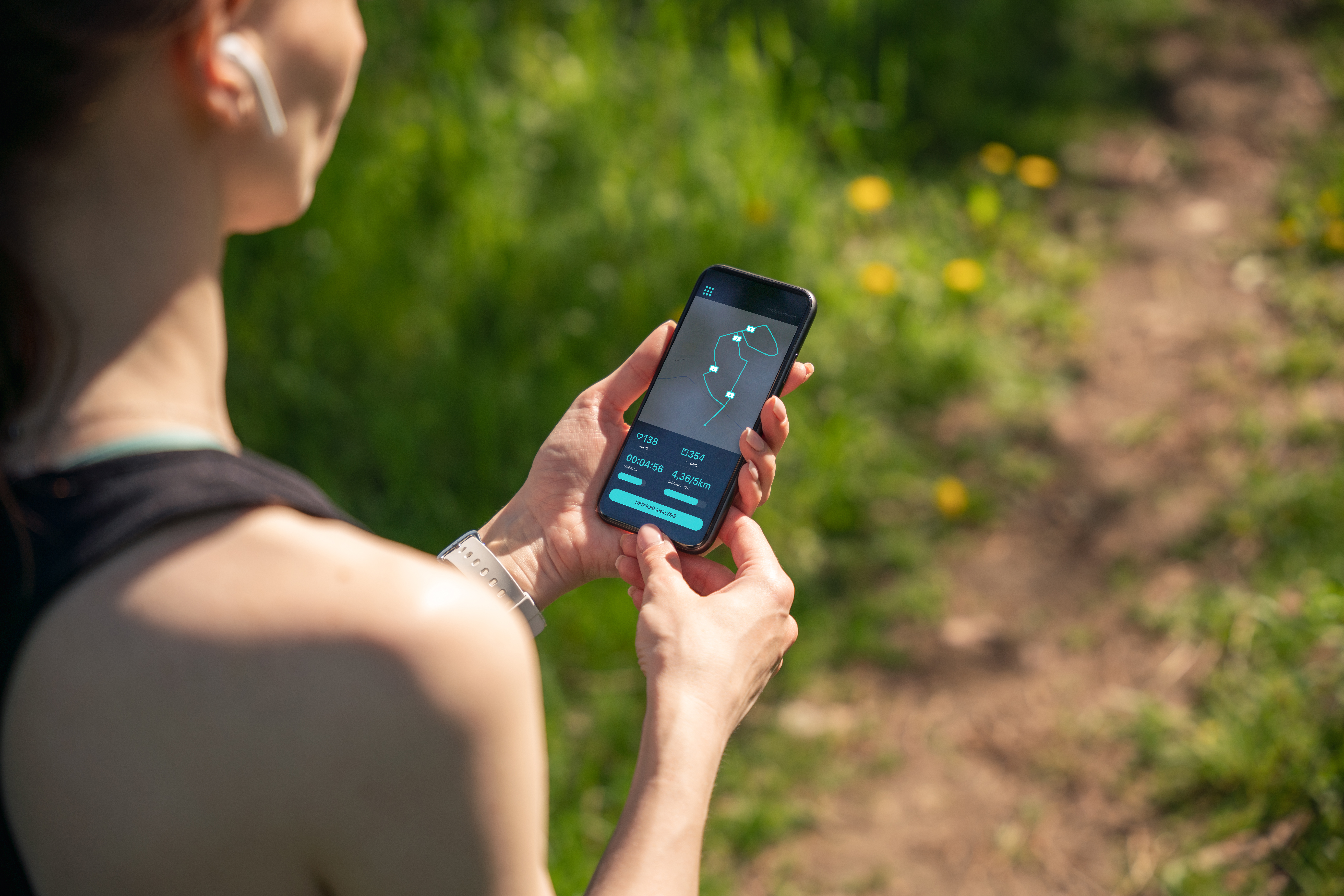 A woman analysis performance of the morning training on a smartphone
